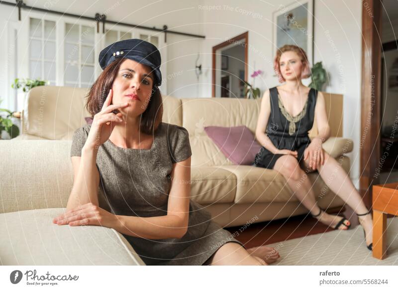 Zwei schöne, luxuriöse Frauen sitzen auf einer Couch hübsch attraktiv Mode jung Schönheit Behaarung Stil Kaukasier Körper Hintergrund Freund Mädchen Atelier