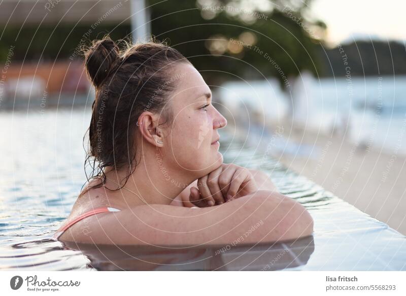 NACHDENKLICH - URLAUB - ENTSPANNUNG Frau 30 bis 40 Jahre Dutt Infinity Pool Meer Strand Urlaub Urlaubsstimmung Tourismus Touristin Wasser baden Erholung erholen