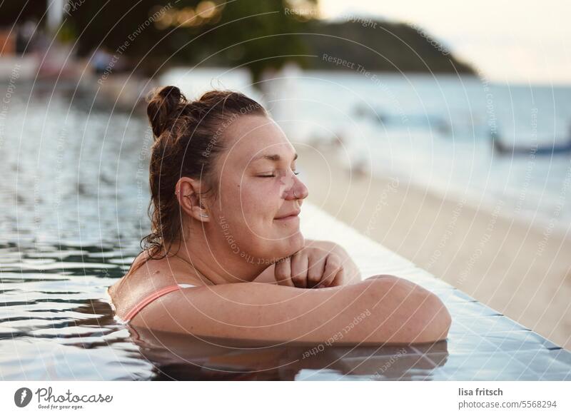 AUSZEIT - GENIESSEN - GRINSEN Ferien & Urlaub & Reisen Tourismus Touristin Meer Erholung Sommer reisen Strand Sommerurlaub Pool Infinity Pool Erfrischung