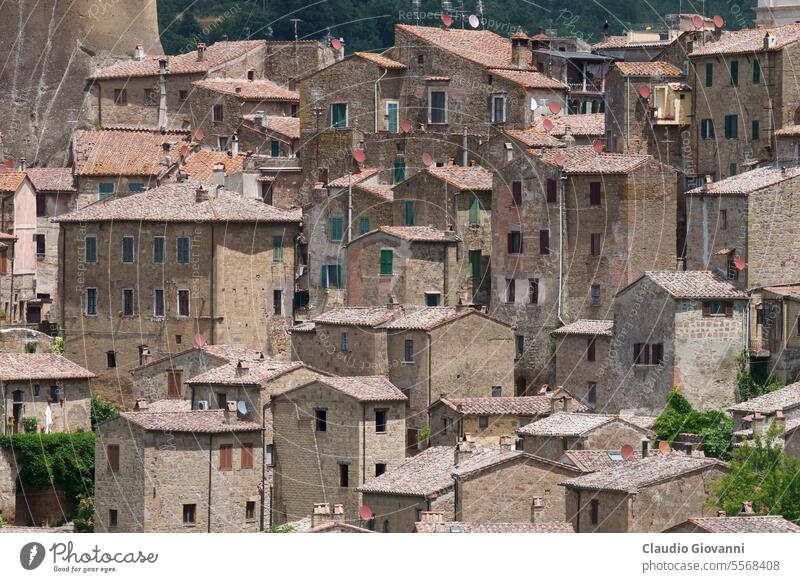 Sorano, historische Stadt in der Provinz Grosseto, Toskana Europa Italien sorano Architektur Gebäude Großstadt Stadtbild Farbe Tag Außenseite Haus