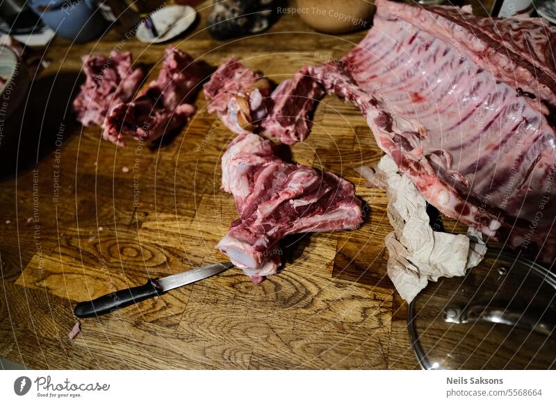 rohes Schweinefleisch auf dem Küchentisch. Hintergrund schwarz Holzplatte Metzger Metzgerei hacken Nahaufnahme Essen zubereiten geschnitten Abendessen Fett