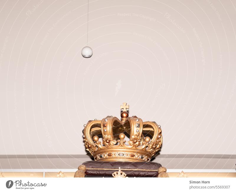 aufwendig verzierte Krone in minimalistischer Umgebung Verzierung Monarchie Dekoration & Verzierung Kontrast isoliert Relikt konstitutionell König königlich