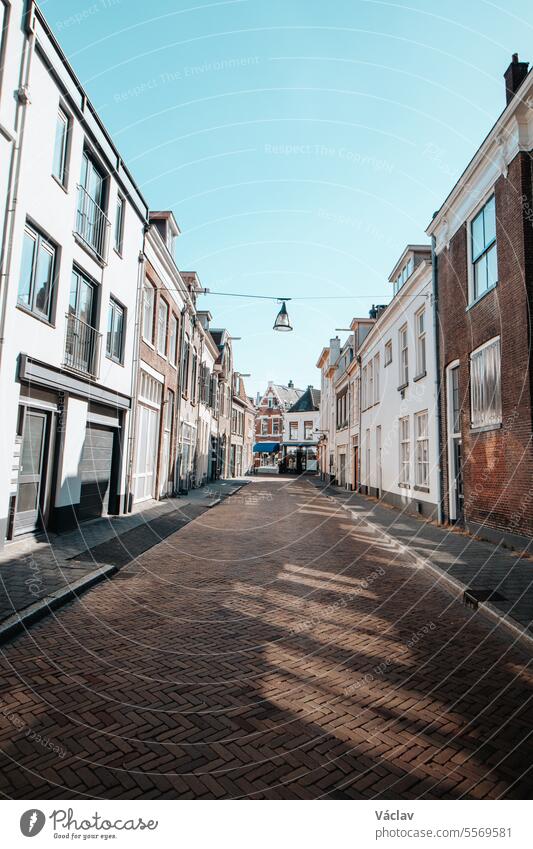 Typische historische Stadtstraße in Zwolle im Osten der Niederlande. Niederländische Städte bei Tag erkunden zwolle Sommerzeit religiös vertikal mittelalterlich