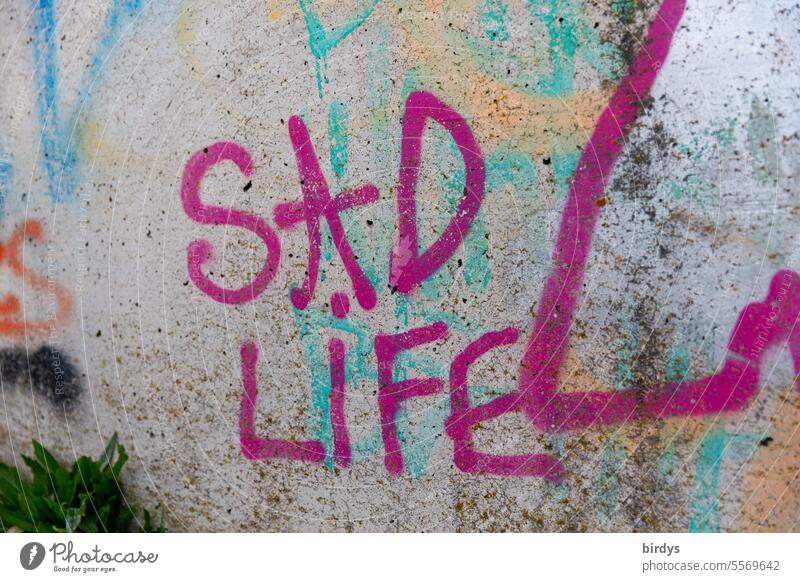 Sad life, trauriges Leben, Graffiti auf einer Wand Traurigkeit Frust Lebensmüde Depression Einsamkeit deprimiert unglücklich Verzweiflung Angst Frustration