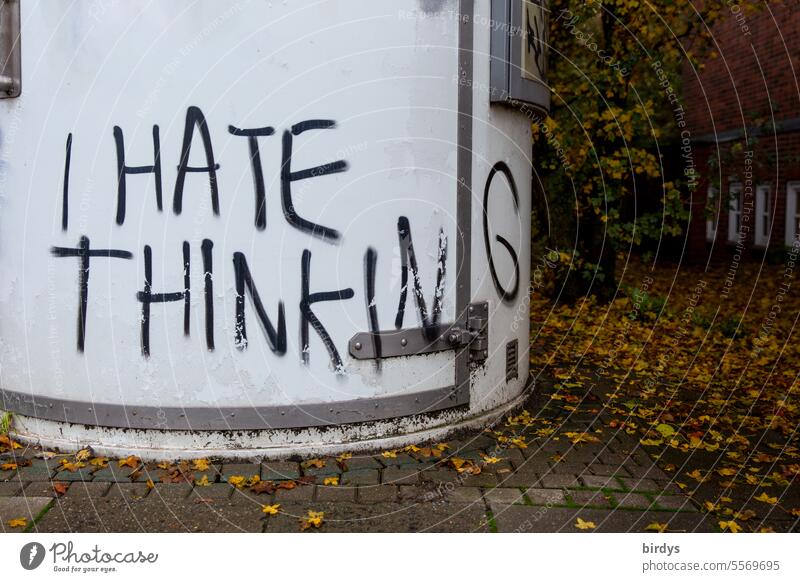 ich hasse denken. Gesprayter Text auf einem Bauwerk Denken hassen denkfaul dumm Gedanken unlust englisch Graffiti Schriftzeichen Schmiererei Mitteilung