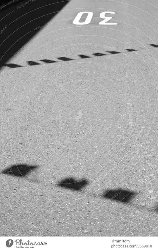 30er Straße mit dem Schatten einiger Wimpel Asphalt Hinweis Begrenzung Geschwindigkeit Fahrbahnmarkierung Schilder & Markierungen Verkehrswege Wimpelkette