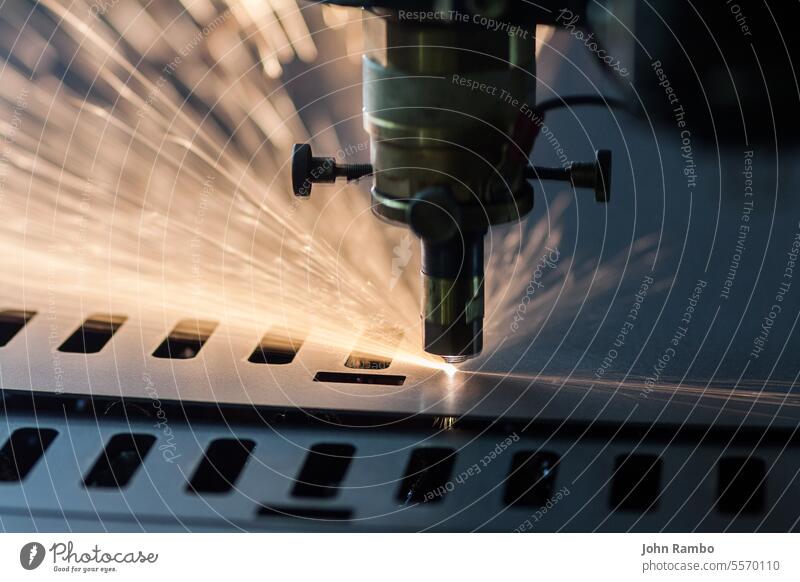 Verfahren zum industriellen Laserschneiden von Blechen Schneiden Metall Maschinenbau Technik & Technologie Herstellung Stahl Industrie Verarbeitung Funken