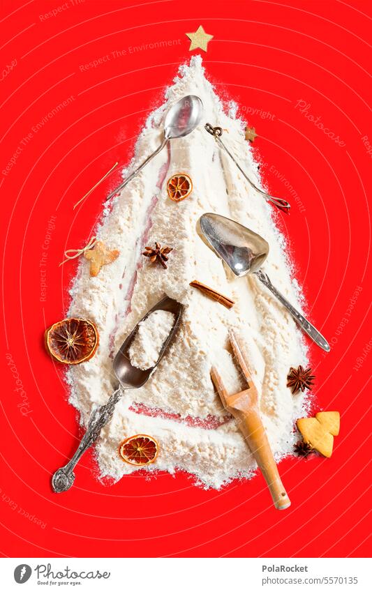 #A0# Weihnachtsbaum aus Mehl mit vielen verschiedenen Deko-Elementen wie Zimtsterne Kekse und silberne Löffel darin. Zeit für Weihnachten. Es geht wieder los. Generiertes Bild.