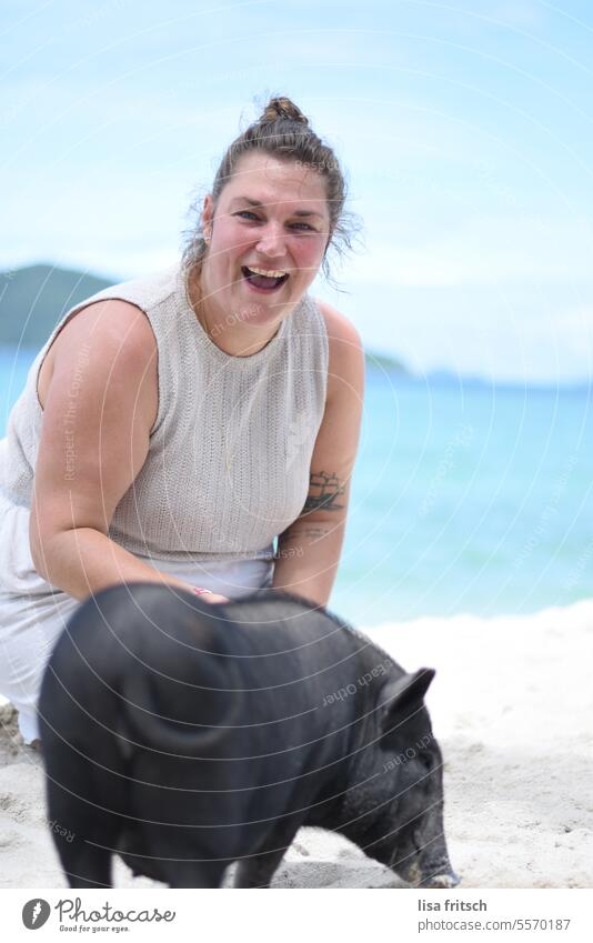 ÜBERRASCHUNG - SCHWEINCHEN AM STRAND Frau 30 bis 40 Jahre überrascht freudig aufgeregt Schwein Strand Meer Tourismus Ferien & Urlaub & Reisen Sommer Erwachsene