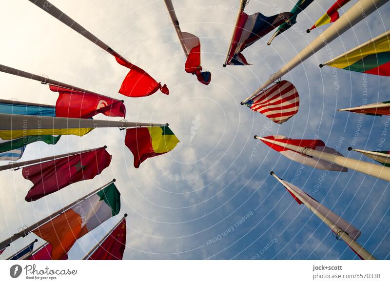 Internationale Flaggen wehen im Wind Nationalflagge Fahne international Himmel Wolken Froschperspektive Nationalitäten u. Ethnien Politik & Staat Fahnenmast
