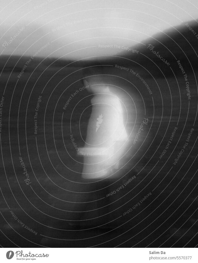 Abstraktes künstlerisches Schwarz-Weiß-Porträt Mann männlich Schwarzweißfoto abstrakt Kunst Ästhetik Ästhetisch schwarz auf weiß Schwarz-Weiß-Fotografie