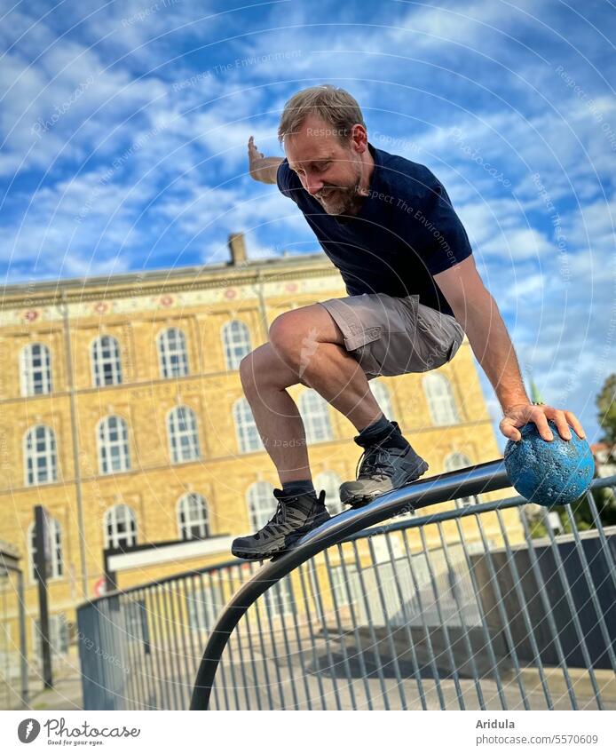 bewusstseinserheiternd | Mann „turnt“ durch die Stadt Parkour klettern turnen sportlich urban Mensch Geländer Haus Sommer Turnen Sport Fitness fit Aktion