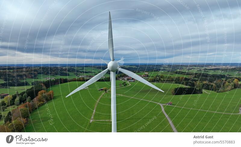 Drohnenaufnahme von einem Windrad in Bayern luftaufnahme Windräder Windkraft drehen stromerzeugung stromgewinnung Windkraftanlagen Windenergieanlage