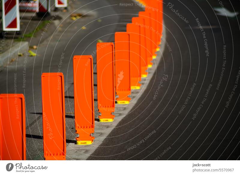 Sichtzeichen teilen die Fahrbahn Leitboy Straße Begrenzung Verkehrswege orange Schilder & Markierungen Linie Leitbake Orientierung vorbei Fahrradweg Zeichen
