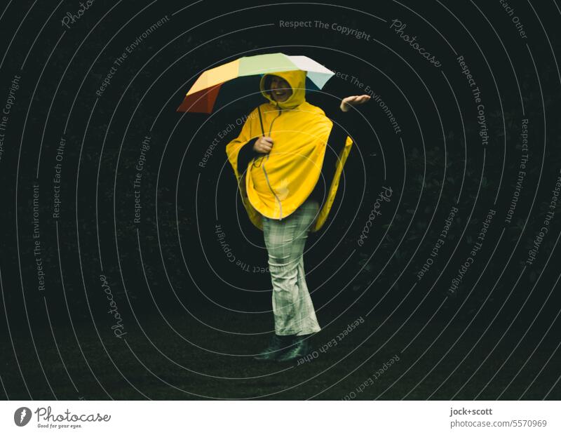 [HH Unnamed Road] fröhlich und verwaschen im Regen stehen Frau regencape Mensch Regenschirm schlechtes Wetter Neutraler Hintergrund Freisteller Schutz Schirm