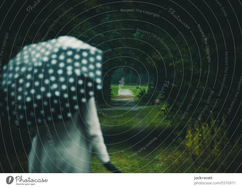 [HH Unnamed Road] passendes Outfit für die Jahreszeit mit Regen Frau Regenschirm Mantel kalt Natur Herbst schlechtes Wetter Schutz Klima Punkte Gedeckte Farben