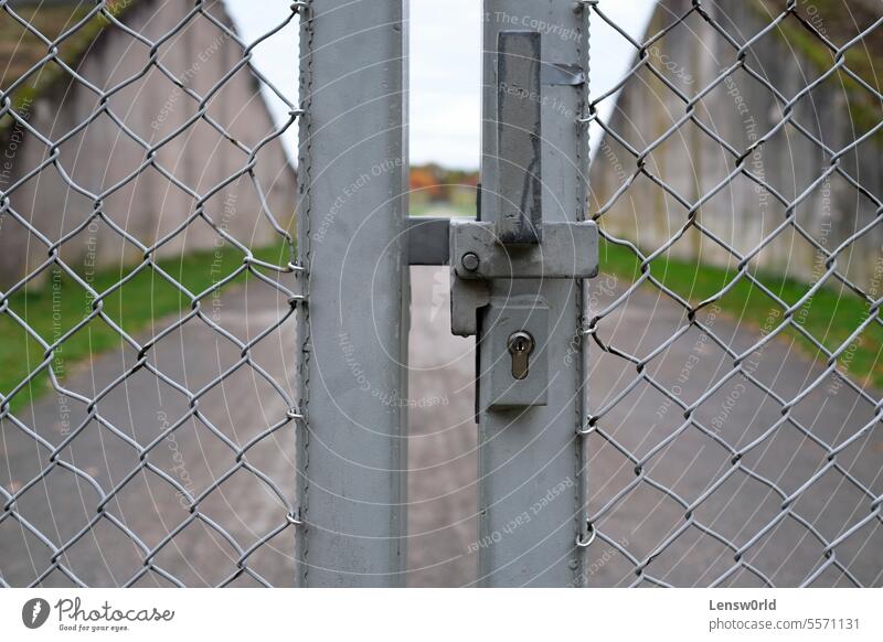Geschlossenes und verriegeltes Metalltor Zugang anketten schließen Konzept Zaun Feld Gate bügeln Schloss Schutz Sicherheit Stahl Nahaufnahme