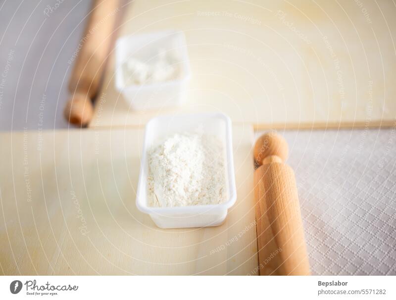 Nudelholz mit weißem Weizenmehl Mehl Küche Zutaten Labor Rezept Lebensmittel Utensilien rollierend backen Essen zubereiten Teigwaren kulinarisch roh Holz