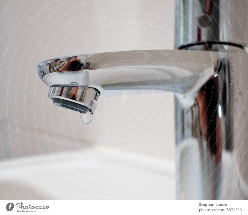 Fotograf spiegelt sich in tropfendem Wasserhahn Bad Badezimmer Armatur Spiegelung Selbstbildnis fotografieren Kamera Chrom glänzend Tropfen Wassertropfen