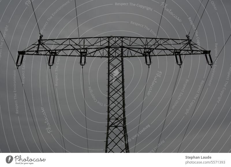 Stromleitungen und Strommast bei trübem Wetter Himmel grau Stahl Energie Energieversorgung Silhouette außerhalb