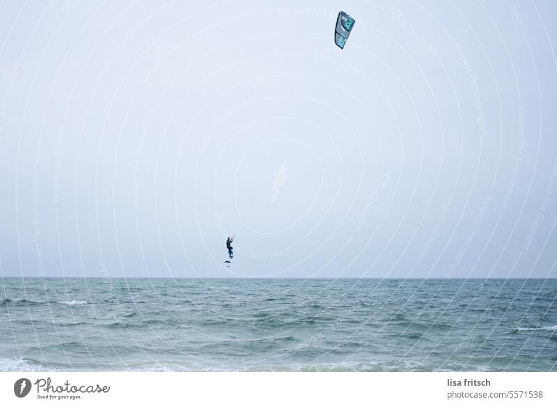 FREI SEIN Meer Kitesurfen Kiter Kitesurfer Nordsee in der Luft frei sein Freiheit Wassersport Wellen Außenaufnahme Ferien & Urlaub & Reisen Horizont Natur Ferne