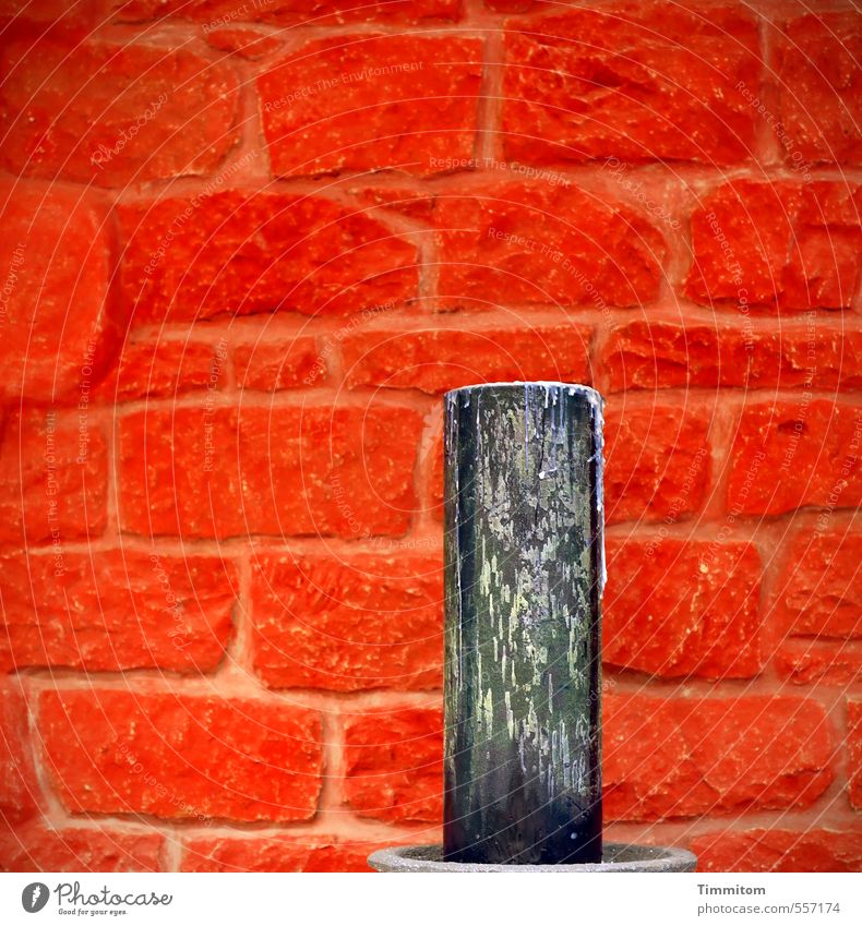!Trash! 2015 | Die Kerze. Häusliches Leben Mauer Wand Kerzenständer Stein rot schwarz Fuge Farbfoto Innenaufnahme Menschenleer Textfreiraum oben Tag Kunstlicht