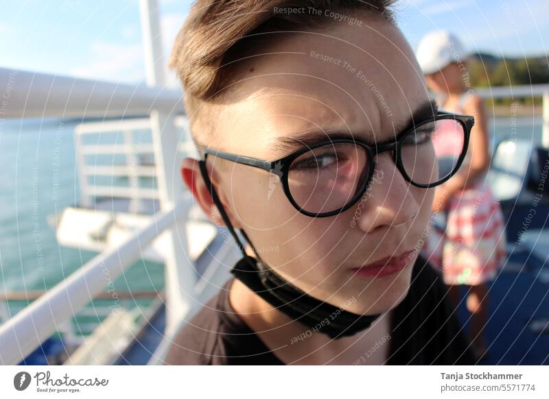 Teenager mit runzelnder Stirn teenager Junger Mann knabe Porträt Portrait Brillenträger Urlaubsfoto Schifffahrt kritischer blick kurze haare