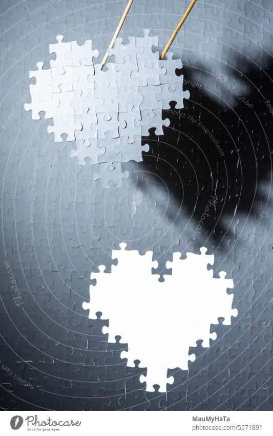 ein Herz aus Puzzlestücken Geduldsspiel Teile Spielen Farbfoto Verstand Strategie Schach Holzplatte Hintergrund