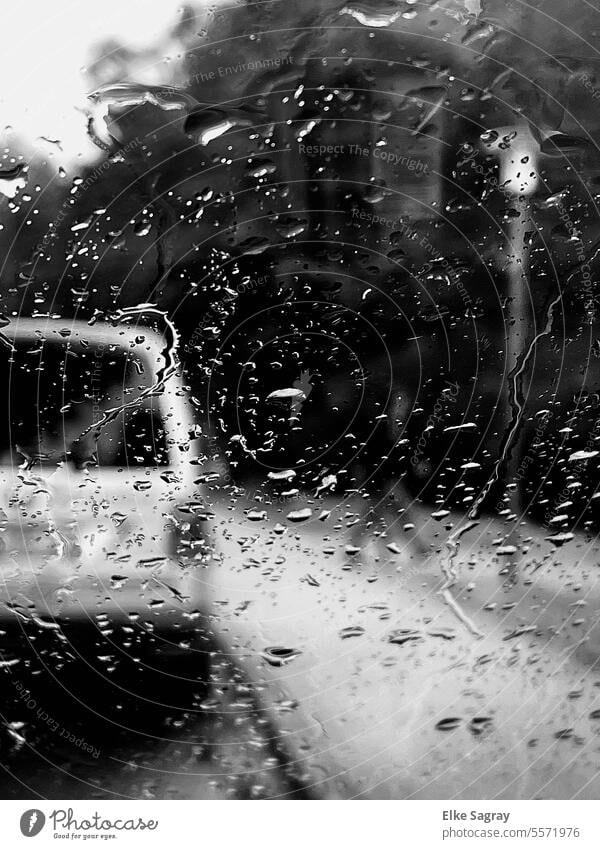 Blick auf die Straße durch die Frontscheibe  bei Regen... Autoscheibe Regentropfen Wassertropfen schlechtes Wetter Regenwetter Herbst Detailaufnahme feucht
