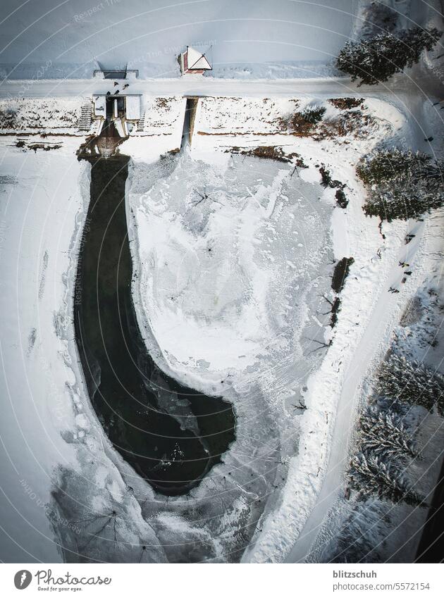 Luftaufnahme eines Dammes im Winter Landschaft Wasser Kraftwerk sehen Wasserkraft Eis gefroren Gefrorener See luftaufnahme drohnenfoto Staumauer strom kalt