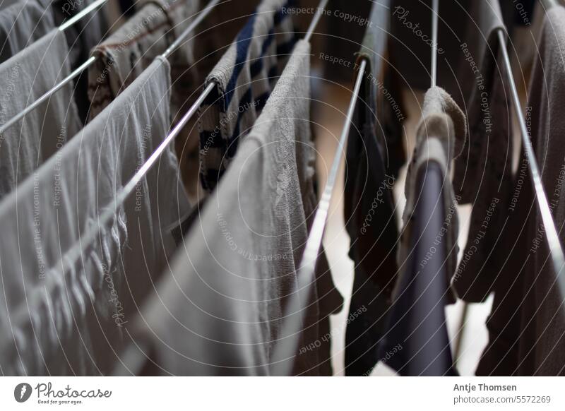 Detail von Wäsche auf einem Wäscheständer Waschtag Haushalt Linien Wäsche waschen Wäscheleine trocknen Alltagsfotografie Kleidung Sauberkeit Haushaltsführung