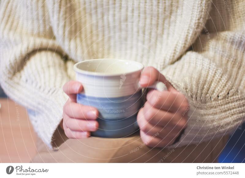 Kaffee am Morgen... Kaffeebecher Teebecher Hände Kälte heißer Tee wärmend festhalten aufwärmen Heißgetränk Pullover Herbst gemütlich kalte Jahreszeit Winter