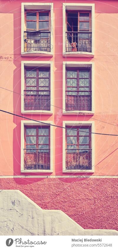 Straßenansicht einer alten kolonialen Gebäudefassade in Quito, farbig getönt, Ecuador. Großstadt retro Architektur Fassade gefiltert reisen Haus altehrwürdig