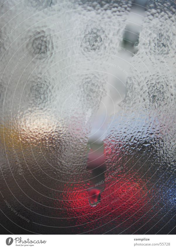 das rote Auto Wassertropfen Küche Glasscheibe Fenster Fensterscheibe fließen Unschärfe kondensieren Kondenswasser Haus Bürgersteig Stadt Wohnung Straßenverkehr