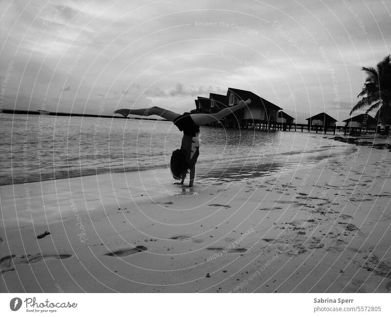 Schwarz-Weiß-Fotografie Handstand am Strand Spagat Akrobatik Freizeit Wasser Kunst Künstlerisch Ferien Urlaub Reisen Sand Person Palmen Warm Süden Meer