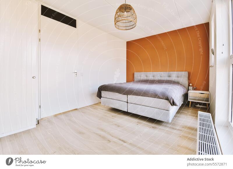 Luxuriöses Schlafzimmer mit Bett und Nachttisch heimisch modern Stock Decke Wand heimwärts Raum Design Innenbereich Möbel Appartement Streu Haus Zeitgenosse