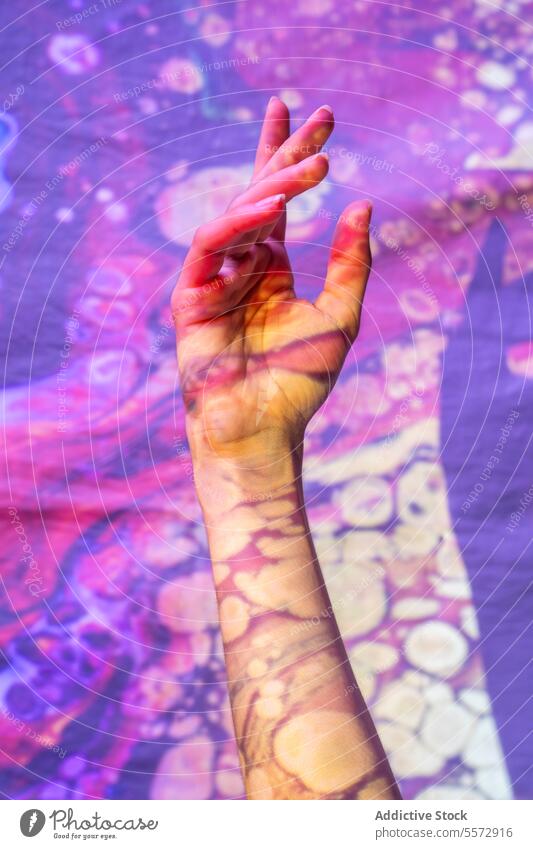 Gemalte Hand, die Frieden im kosmischen Reich signalisiert Farbe gestikulieren Verwirbelung Muster geistig Erleuchtung mental Wohlgefühl abstrakt Kunst