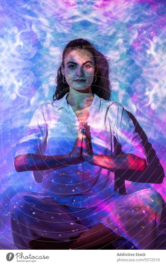 Frau kanalisiert Energie in kosmischer Meditation für inneres Wohlbefinden ruhig geistig mental Wohlgefühl Gebet Emotion Gleichgewicht Therapie träumen Weltall