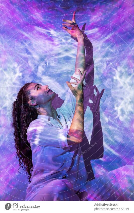Kosmische Kulisse für geistige Erhebung und Harmonie Frau kosmisch Hintergrund Bodenerhebung mental Hände Farbe Essenz Weltall Aura Emotion Gleichgewicht
