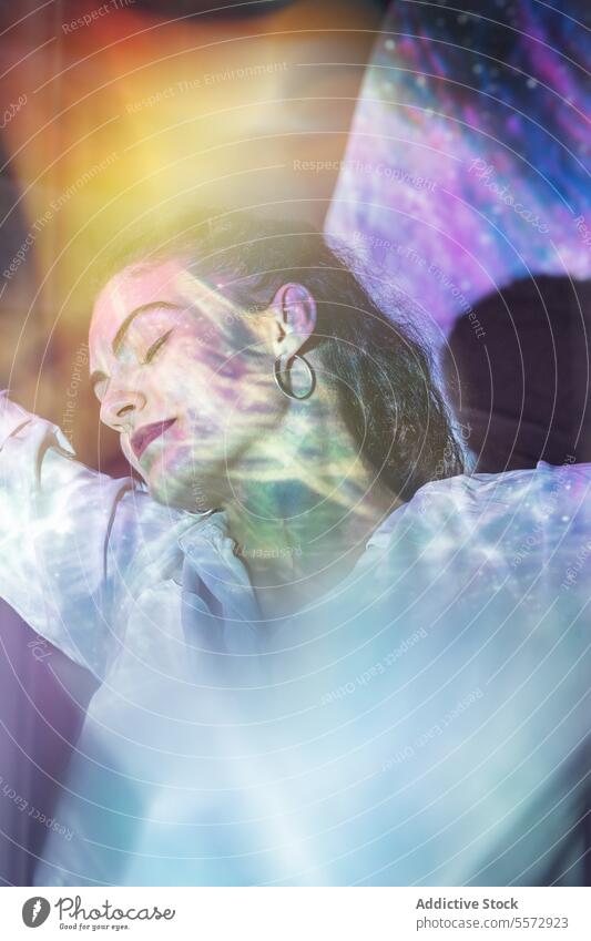 Frau in ruhiger Meditation unter kosmischer Lichtinfusion Gelassenheit geistig mental Windstille Reise Frieden sich selbst prüfen Reflexion & Spiegelung
