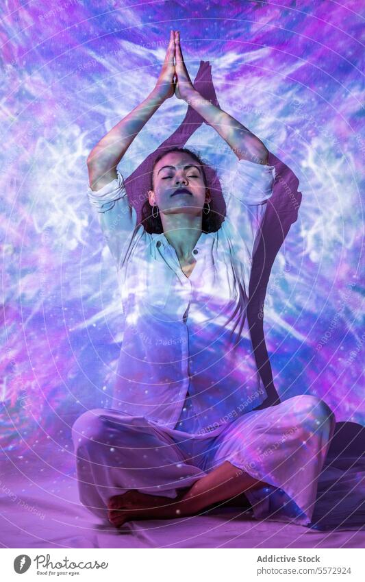 Frau meditiert inmitten galaktischer Atmosphäre für spirituellen Trost Meditation Galaxie Ambiente geistig mental Verjüngung Körperhaltung Frieden Weltall Aura