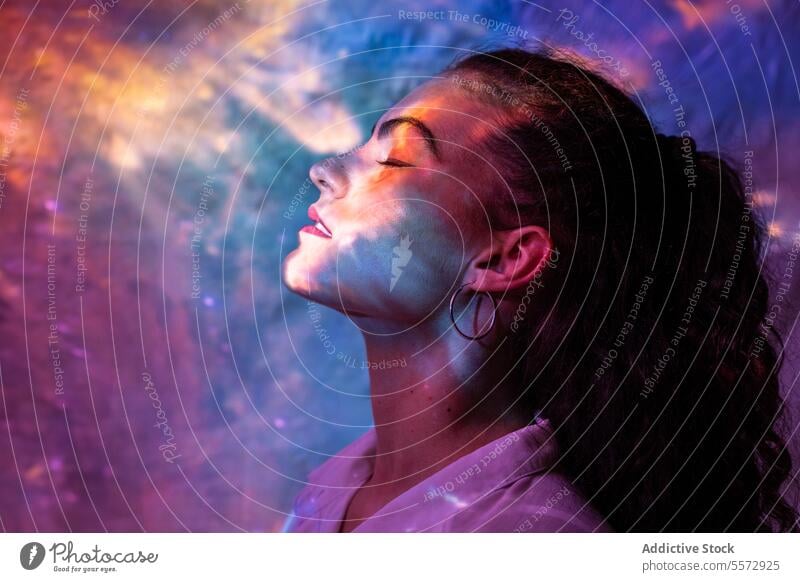 Ätherische Frauenreflexion, die Spiritualität und geistigen Frieden verbindet ätherisch Reflexion & Spiegelung mental Auge schließen Licht Weltall Aura Emotion