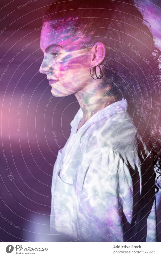 Ätherische Frau mit bemaltem Gesicht in spiritueller Erleuchtung Porträt Farbe ätherisch Illumination geistig mental Gelassenheit Licht Profil einzeln kosmisch