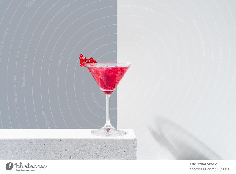 Elegante Präsentation eines Granatapfel-Cocktails Glas rot Garnierung Hintergrund Schatten grau pulsierend Getränk trinken elegant dekorativ Belag Silhouette