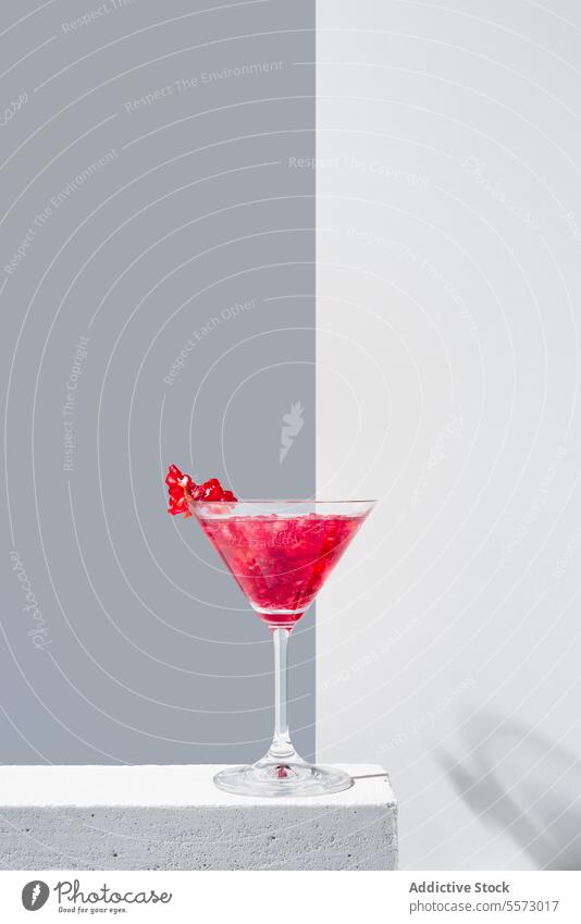 Elegante Präsentation eines Granatapfel-Cocktails Glas rot Garnierung Hintergrund Schatten grau pulsierend Getränk trinken elegant dekorativ Belag Silhouette