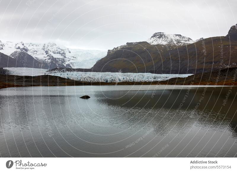 Unbekannte Person bewundert Gletscherlandschaften in Island Berge u. Gebirge Wasser Landschaft Schnee Eis Gelände Ansicht malerisch Gipfel im Freien kalt Natur