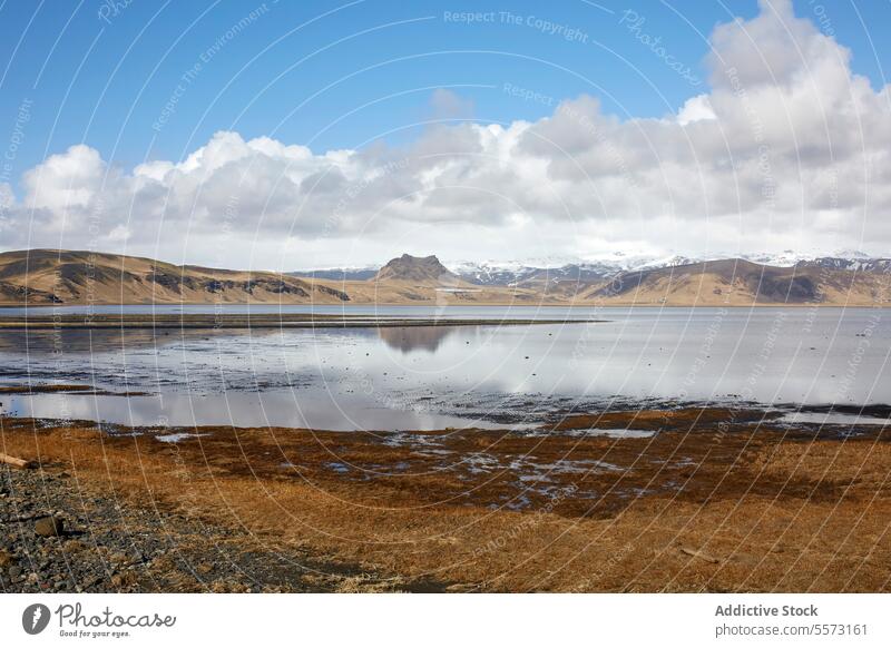 Spiegelung in einem See in Island in der Nähe verschneiter Berge Cloud Berge u. Gebirge Grasland Gelände Landschaft Natur Wasser bewölkter Himmel im Freien