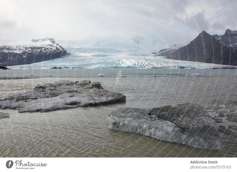 Gletscher und gefrorener See mit Schneebergen im Hintergrund Berge u. Gebirge Island malerisch Ambitus Wetter Felsen Himmel Natur Klima kalt weiß friedlich