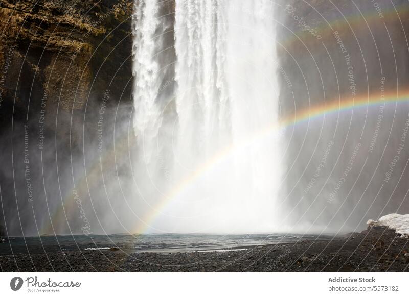 Regenbogen in der Nähe eines Wasserfalls in der Natur Klippe Berge u. Gebirge Kraft strömen platschen Energie Island Lichtbrechung rein malerisch Hochland