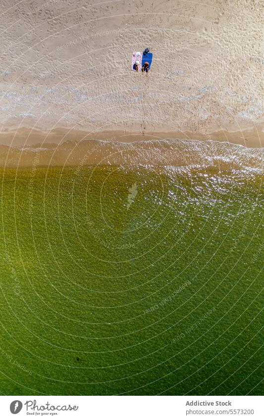 Drohnenaufnahme von anonymen Menschen am Strand von Sardinien Italien Regenschirm Handtuch Sand Ufer Antenne Li Junchi Sommer Urlaub Feiertag Sonnenbad Erholung